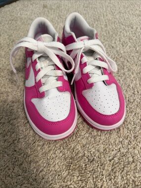 Nike Kids Low-Top Nikes in Hot Pink and White